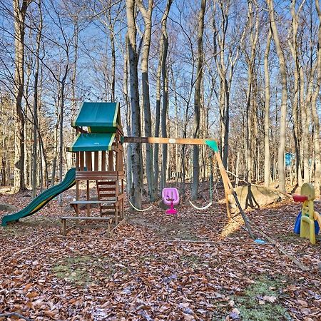 Modern Poconos Gem With Fire Pit, Deck And Pool Access Villa Tobyhanna Exterior photo