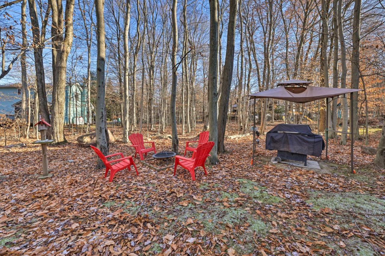 Modern Poconos Gem With Fire Pit, Deck And Pool Access Villa Tobyhanna Exterior photo