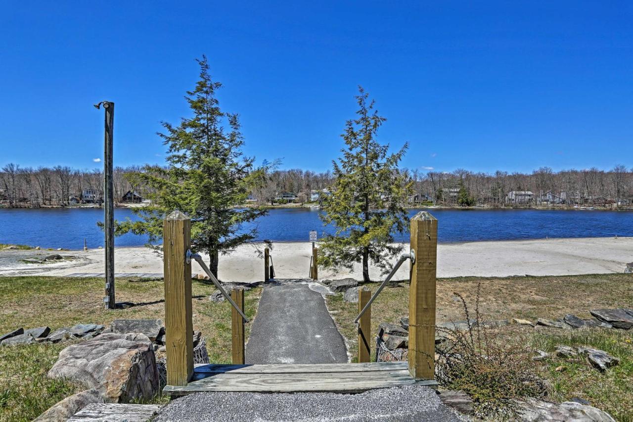 Modern Poconos Gem With Fire Pit, Deck And Pool Access Villa Tobyhanna Exterior photo