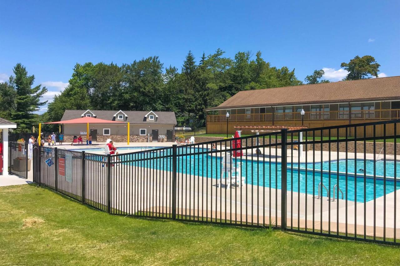 Modern Poconos Gem With Fire Pit, Deck And Pool Access Villa Tobyhanna Exterior photo