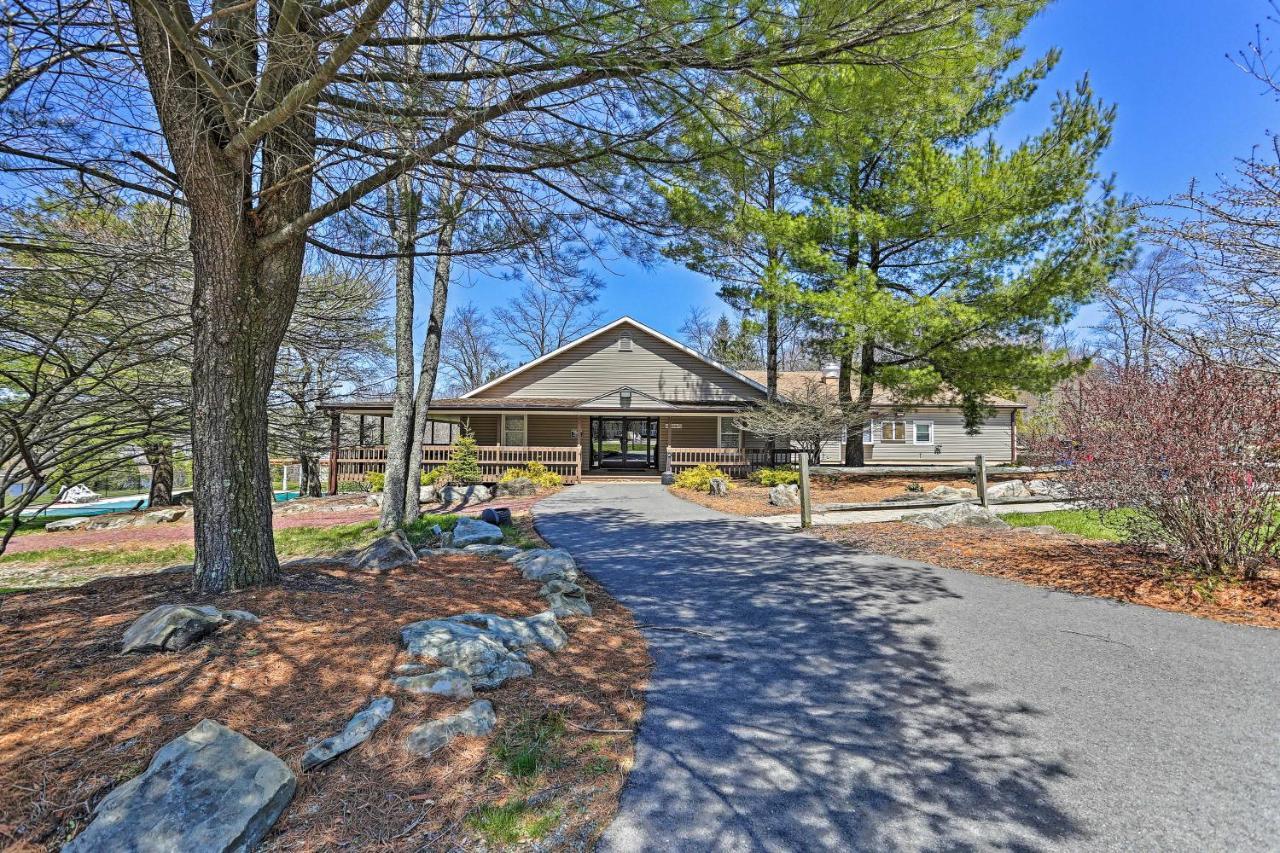 Modern Poconos Gem With Fire Pit, Deck And Pool Access Villa Tobyhanna Exterior photo