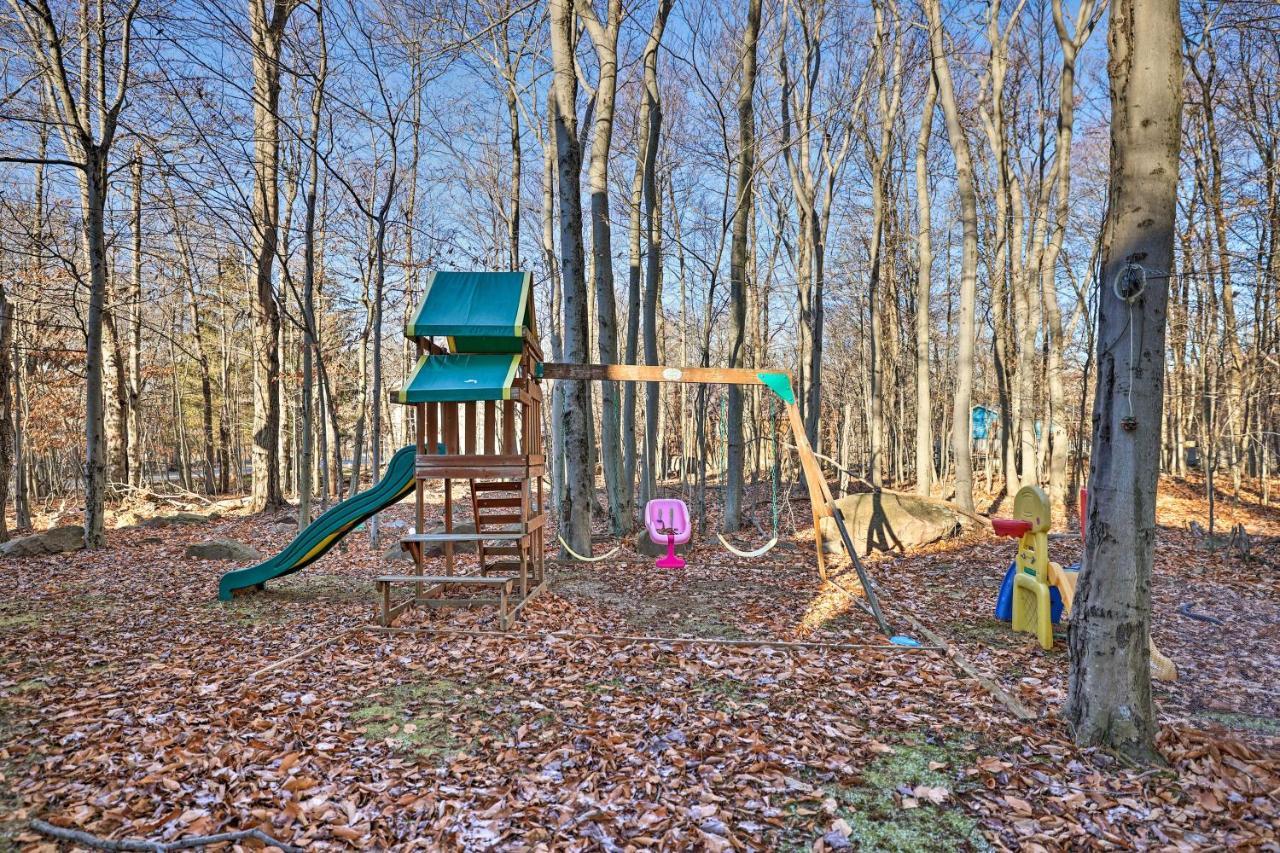 Modern Poconos Gem With Fire Pit, Deck And Pool Access Villa Tobyhanna Exterior photo