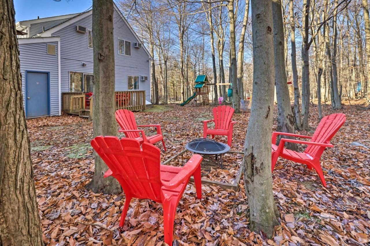 Modern Poconos Gem With Fire Pit, Deck And Pool Access Villa Tobyhanna Exterior photo