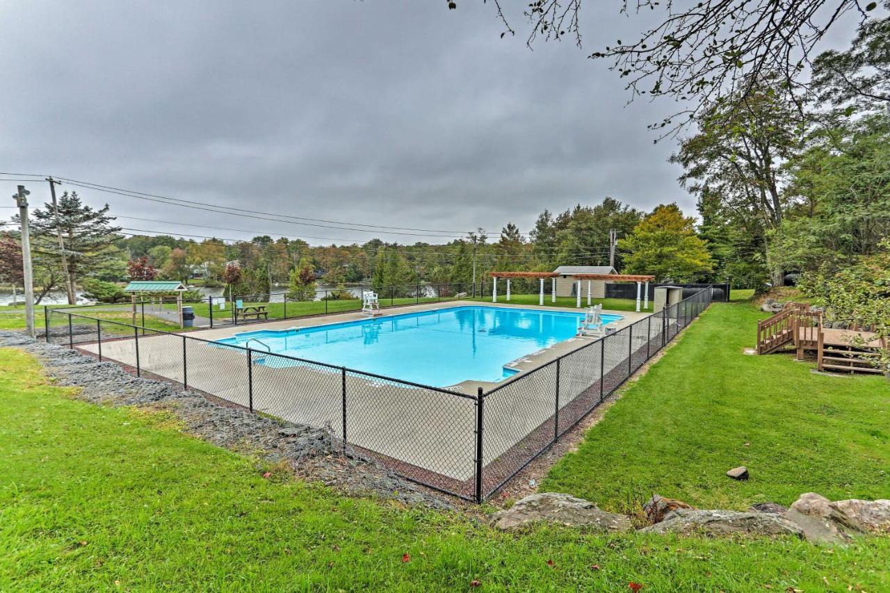 Modern Poconos Gem With Fire Pit, Deck And Pool Access Villa Tobyhanna Exterior photo